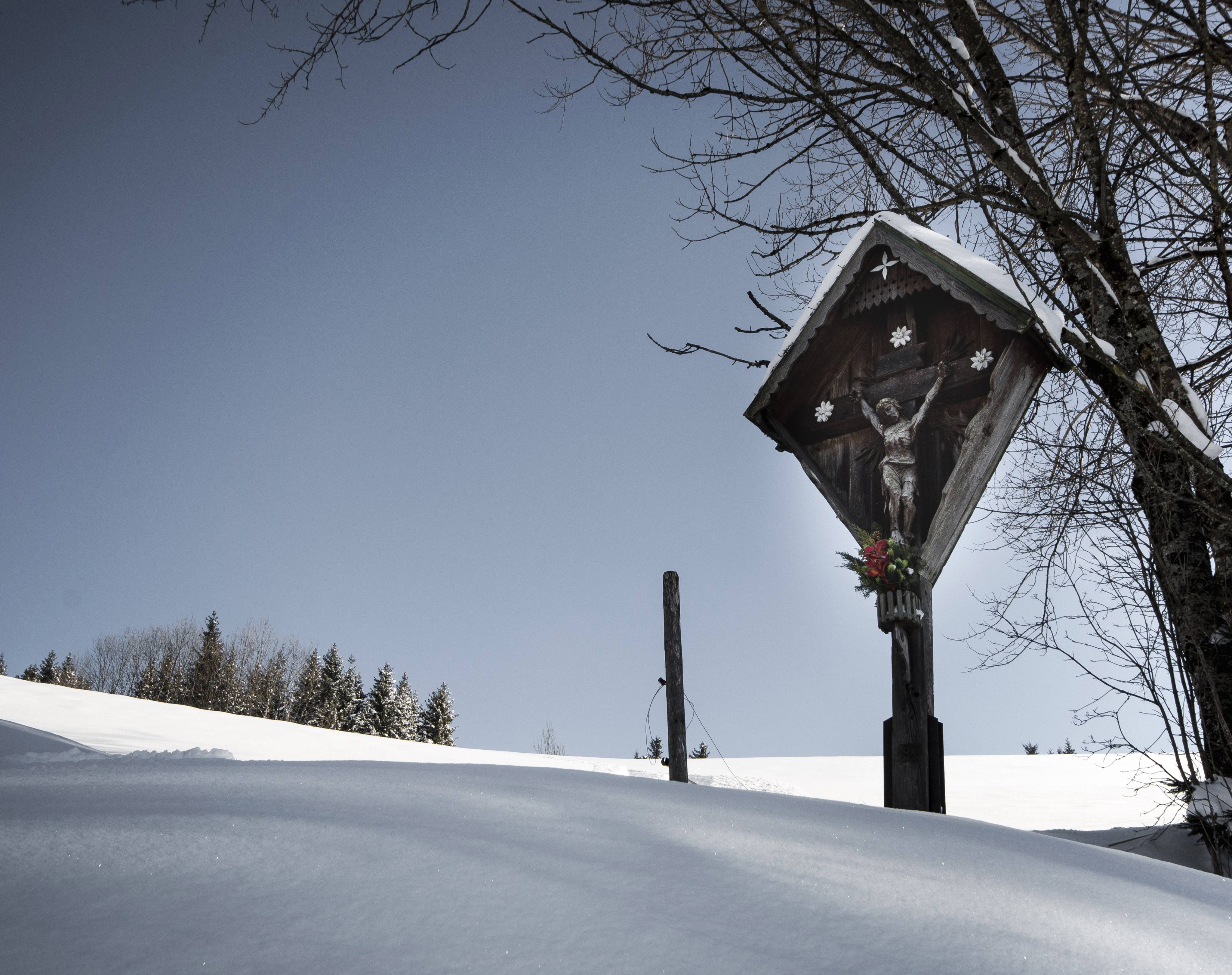 Marterl in verschneiter Winterlandschaft