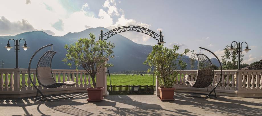 Terrasse des Posthotel Erlerwirt mit Blick auf die Tiroler Alpen