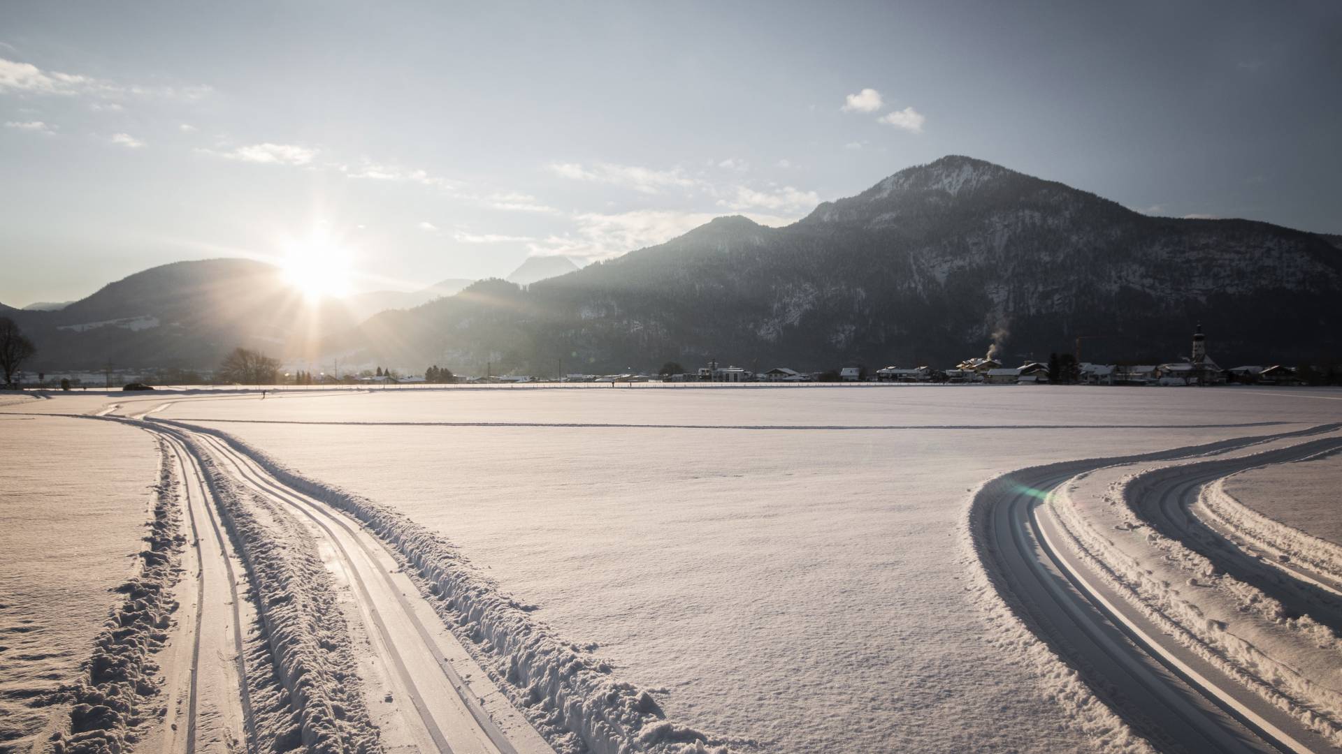 Panoramablick im Winter über die Tiroler Alpen